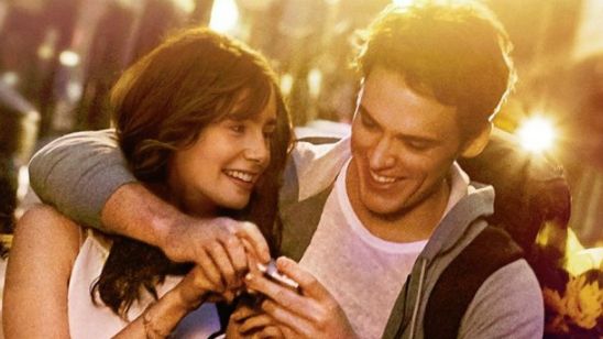 Imagem da notícia Exclusivo: Lily Collins e Sam Claflin se divertem em vídeo das filmagens de Simplesmente Acontece