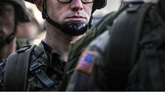 Joseph Gordon-Levitt é Edward Snowden na primeira foto do filme de Oliver Stone