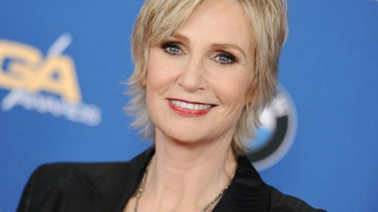 Imagem da notícia Tchau, Sue Sylvester! Jane Lynch é confirmada em piloto de produtor de Scrubs