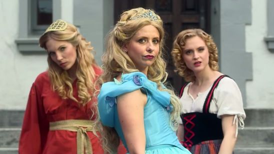 Imagem da notícia Buffy rapper? Sarah Michelle Gellar é Cinderela em batalha de rap entre princesas da Disney