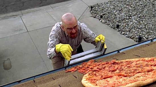Imagem da notícia Criador de Breaking Bad briga com fãs que estão atirando pizzas sobre o telhado da casa de Walter White