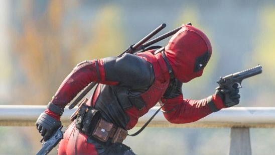 Imagem da notícia Imagens de bastidores de Deadpool mostram filmagem de sequência que os fãs já conhecem