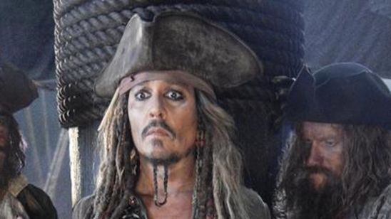 Imagem da notícia Johnny Depp surge bem... amarrado na primeira imagem oficial de Piratas do Caribe 5