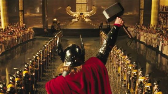 Imagem da notícia Você é digno de levantar o Martelo de Thor? Vídeo desafia pedestres a tentarem