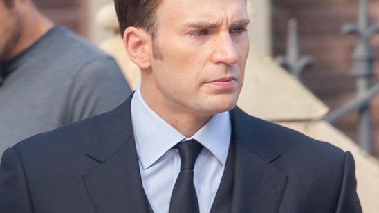 Imagem da notícia Capitão América: Guerra Civil - Imagens do set mostram Chris Evans de terno e gravata