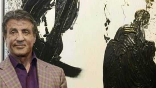 Imagem da notícia O que ele não faz? Sylvester Stallone exibe suas pinturas na França