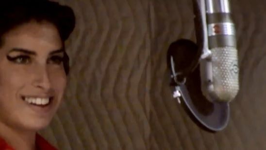 Imagem da notícia Trailer de documentário sobre Amy Winehouse destaca os empolgados elogios recebidos no Festival de Cannes
