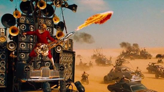 Imagem da notícia Conheça a história do insano guitarrista que rouba a cena em Mad Max: Estrada da Fúria