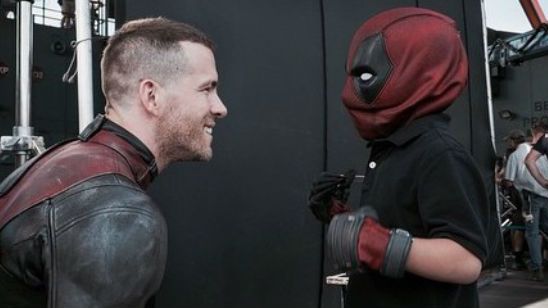 Imagem da notícia Ryan Reynolds realiza sonho de menino que é fã de Deadpool