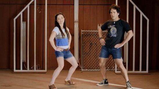Imagem da notícia Hilário trailer de Wet Hot American Summer: First Day of Camp tem muitos rostos conhecidos e momentos bizarros