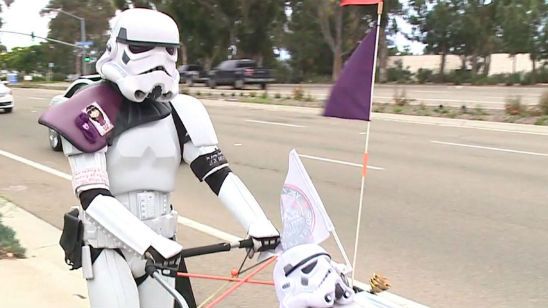Imagem da notícia Comic-Con 2015: Homem vestido de stormtrooper caminha cerca de 1000 km até a convenção
