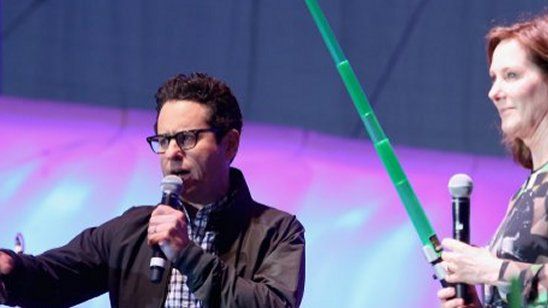 Imagem da notícia Comic-Con 2015: Histeria, devoção e surpresas no painel de Star Wars
