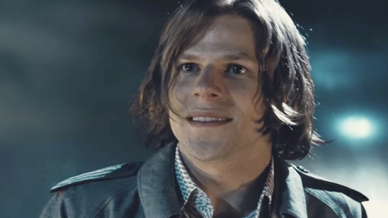 Imagem da notícia Jesse Eisenberg afirma que sua experiência na Comic-Con foi "um tipo de genocídio"