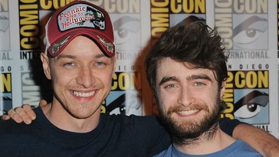 Imagem da notícia Comic-Con 2015: James McAvoy "agarra" Daniel Radcliffe no painel de Frankenstein
