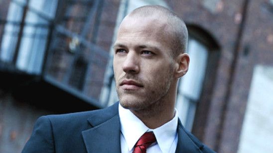 Imagem da notícia Legends of Tomorrow: Definido o ator que fará o Gavião Negro na série derivada de Arrow e The Flash