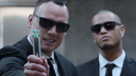 Imagem da notícia Homens de Preto dão instruções de segurança em divertido vídeo de companhia aérea