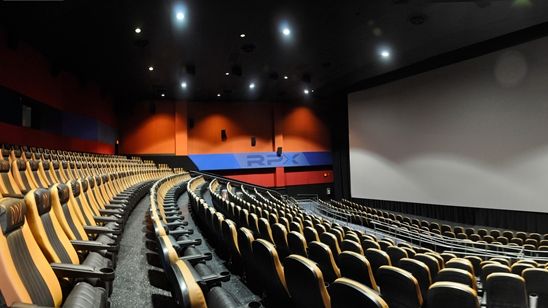 Imagem da notícia Maior rede de cinema dos Estados Unidos irá revistar clientes