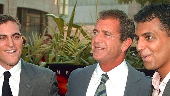 Imagem da notícia Joaquin Phoenix pode voltar a trabalhar com M. Night Shyamalan em projeto misterioso