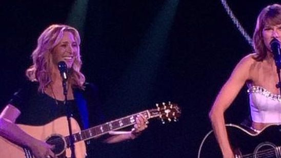 Imagem da notícia Isso aconteceu! Taylor Swift toca "Smelly Cat" ao lado de Lisa Kudrow