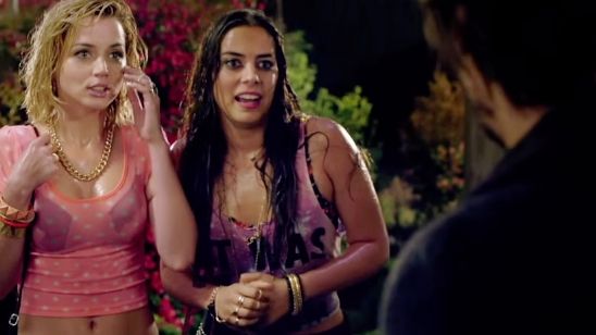 Imagem da notícia Keanu Reeves sofre as consequências de uma decisão errada no novo trailer de Bata Antes de Entrar