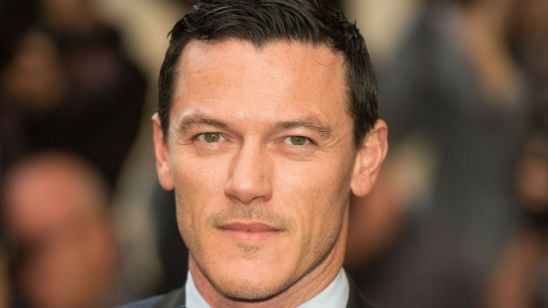 Luke Evans fala sobre as músicas inéditas de A Bela e a Fera e como foi cantar no set de filmagens 