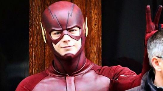 35 fotos dos atores de Arrow e The Flash que provam que heróis também são da zoeira