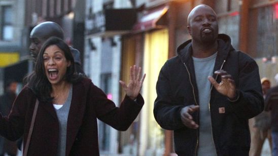 Mike Colter, Rosario Dawson e muita gente nas novas fotos do set de Luke Cage!