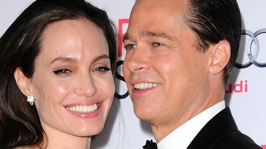 Imagem da notícia Angelina Jolie diz que fimar cenas de sexo com Brad Pitt foi "a coisa mais estranha do mundo"