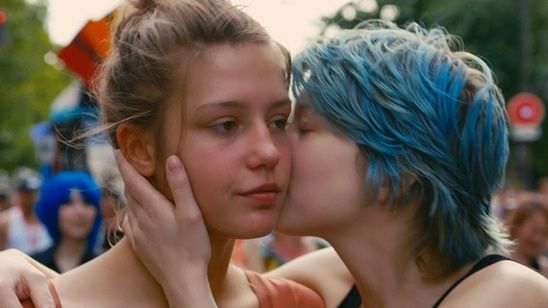 Imagem da notícia Dois anos após ser premiado no Festival de Cannes, polêmico Azul é a Cor Mais Quente é retirado de circulação na França