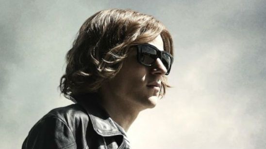 Imagem da notícia Batman Vs Superman: Lex Luthor dá entrevista e aparece cheio de marra em nova foto