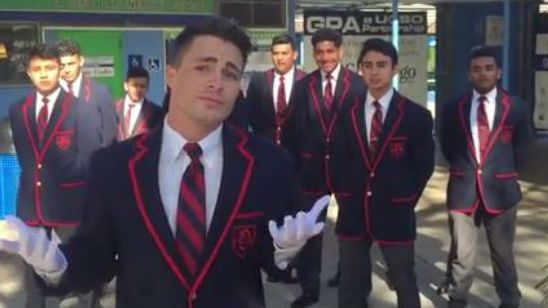 Imagem da notícia Colton Haynes recria cena de Glee para comemorar o aniversário de Grant Gustin