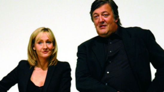 Imagem da notícia Como J.K. Rowling "deu o troco" ao narrador dos livros de Harry Potter, Stephen Fry