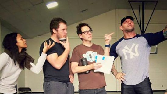 Imagem da notícia Guardiões da Galáxia 2: Foto dos bastidores mostra elenco aprendendo a atuar com Dave Bautista