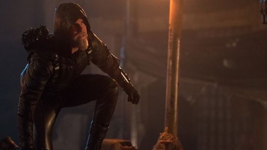 Imagem da notícia Legends of Tomorrow: Novo trailer mostra primeiras imagens de Oliver Queen do futuro e confirma Deathstroke