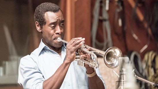 Imagem da notícia Don Cheadle teve de escalar um ator branco para conseguir financiadores para a cinebiografia de Miles Davis