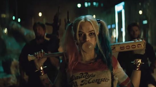 Imagem da notícia "Nós tentamos todas as variações", afirma Margot Robbie sobre o traje da Arlequina em Esquadrão Suicida