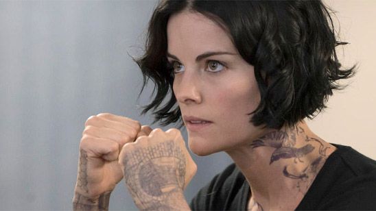 Imagem da notícia Blindspot: "Me sinto como Jane quando coloco as tatuagens", revela Jaimie Alexander (Entrevista)