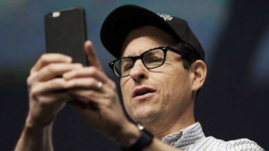 Imagem da notícia J.J. Abrams pede que os fãs não vejam Star Wars - O Despertar da Força e seus outros filmes pelo celular
