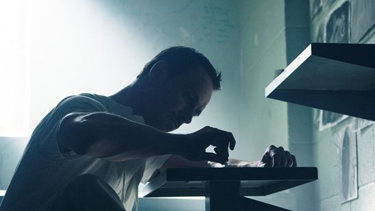 Imagem da notícia Callum Lynch desenha aprisionado em nova imagem de Assassin's Creed