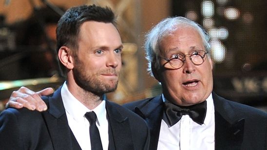 Imagem da notícia Joel McHale pode interpretar Chevy Chase em filme da Netflix