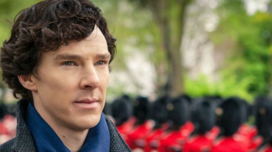 Confira a primeira imagem de Benedict Cumberbatch nas gravações da quarta temporada de Sherlock