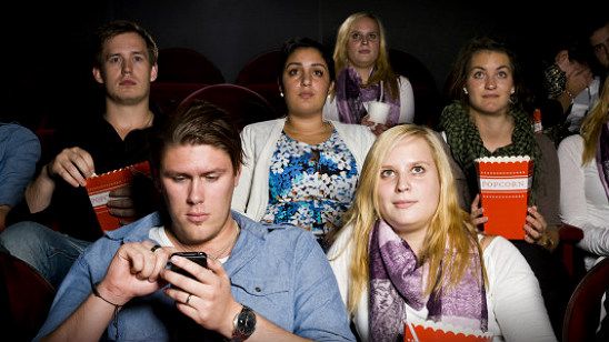 Imagem da notícia Rede de cinemas AMC gera polêmica ao considerar abrir salas liberadas ao uso de smartphones durante o filme