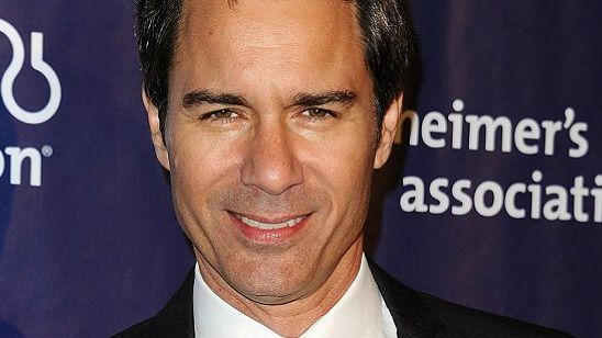 Imagem da notícia Eric McCormack é escalado pela Netflix em drama sobre viagem no tempo do criador de Stargate