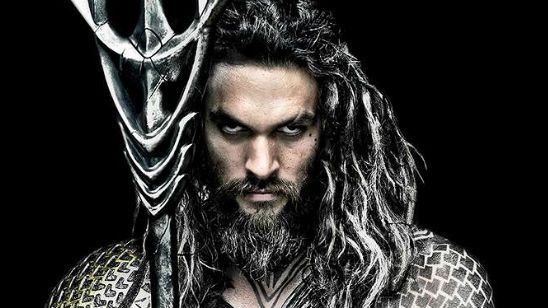 Imagem da notícia Jason Momoa apoia campanha beneficente e acaba mostrando as tatuagens de Aquaman