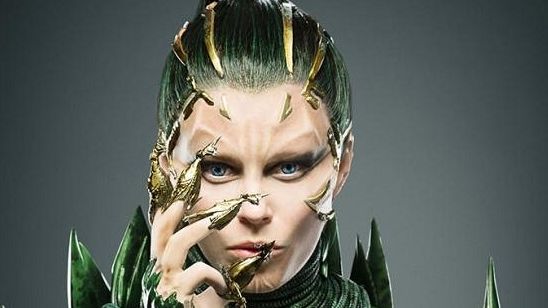 Imagem da notícia Fãs notam semelhanças entre o figurino da vilã Rita Repulsa e o controverso uniforme dos Power Rangers