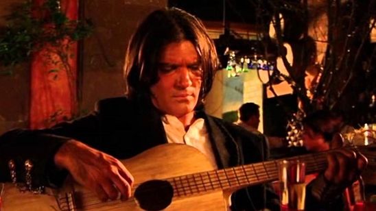 Imagem da notícia Antonio Banderas será astro do rock decadente em filme de ação e comédia