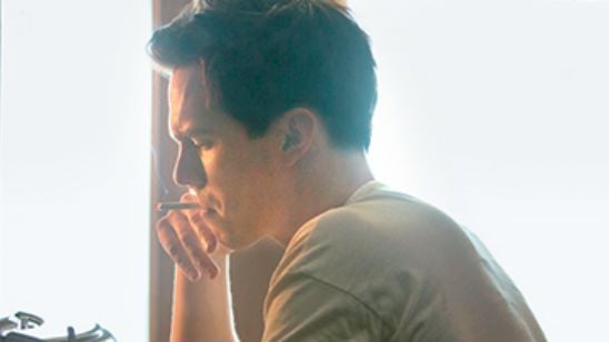 Nicholas Hoult vira o escritor J.D. Salinger na primeira foto de Rebel in the Rye