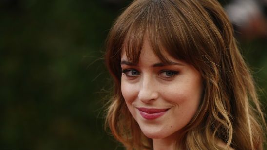 Imagem da notícia Dakota Johnson se junta a Andrew Garfield em novo projeto do diretor de Corrente do Mal