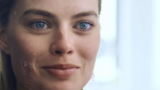 Margot Robbie parodia Psicopata Americano em vídeo