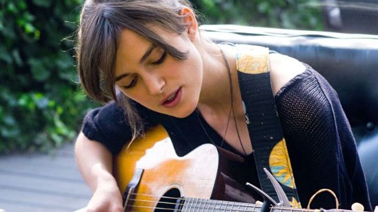 Imagem da notícia Diretores saem em defesa de Keira Knightley após críticas de John Carney